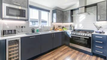 Micro-ondes, four, lave-vaisselle, chaise haute