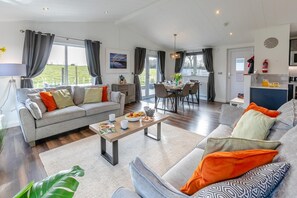 TV - 3 Bed in Broadwoodwidger (oc-s31783) (Broadwoodwidger)