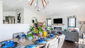 Dining - 3 Bed in Broadwoodwidger (oc-h31771) (Broadwoodwidger)