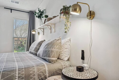 Garden Bungalow/Fenced Yard - King Beds - 5 min to Landers Center