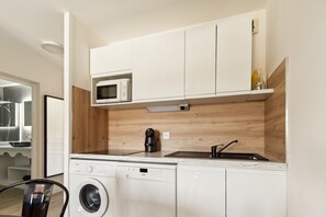 Geladeira, micro-ondas, cooktop, lava-louças