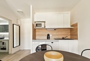 Réfrigérateur, micro-ondes, plaque de cuisson, lave-vaisselle
