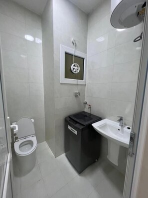 Shower, towels, soap, shampoo - Red 8 - OKAAD (Salalah)