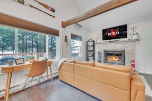 Télévision, cheminée, espaces bureaux