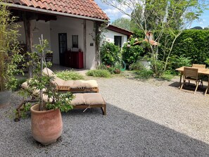 Outdoor dining - Room at the foot of the Rhune (Sare)