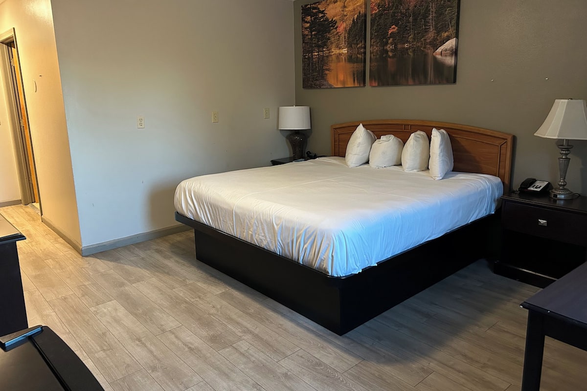 Standardenkeltværelse | Skrivebord, arbejdsområde til bærbare computere, mørklægningsgardiner