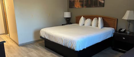 Habitación individual estándar, 1 cama King size | Escritorio, espacio para trabajar con laptop y cortinas blackout