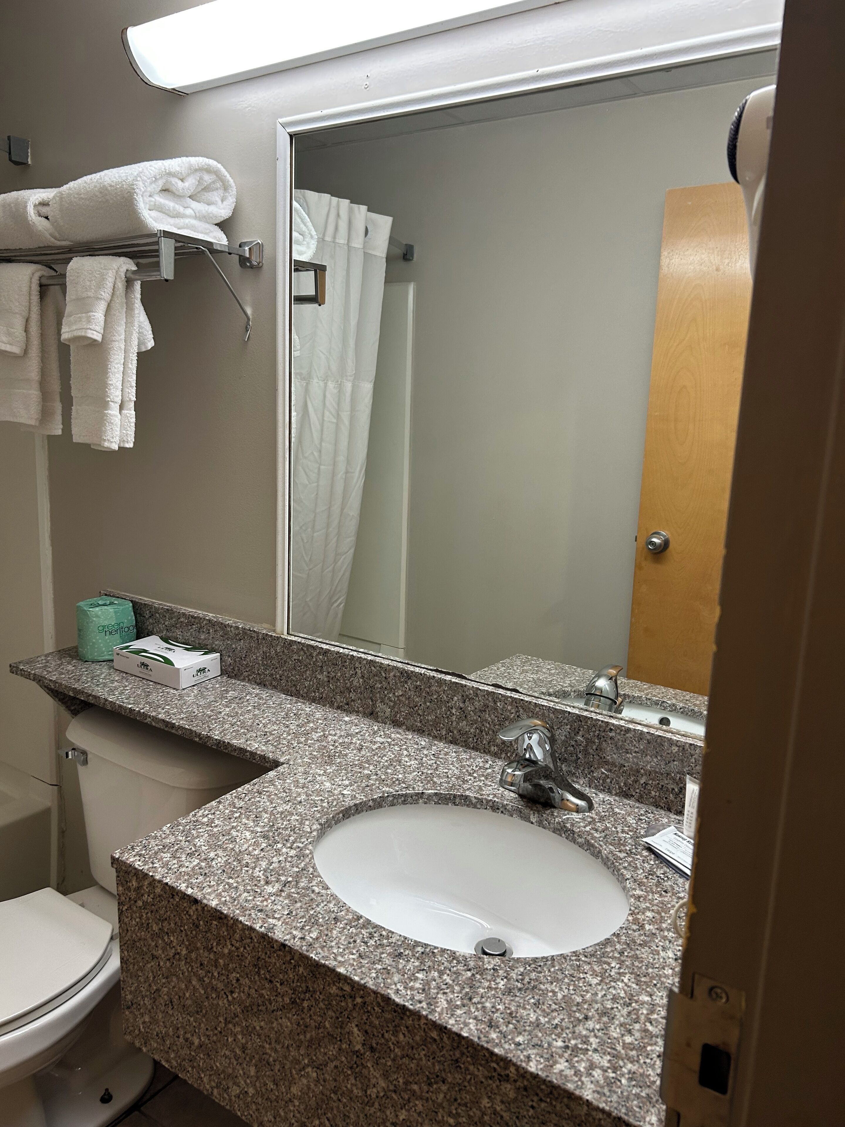 吹風機、毛巾、肥皂、洗髮精