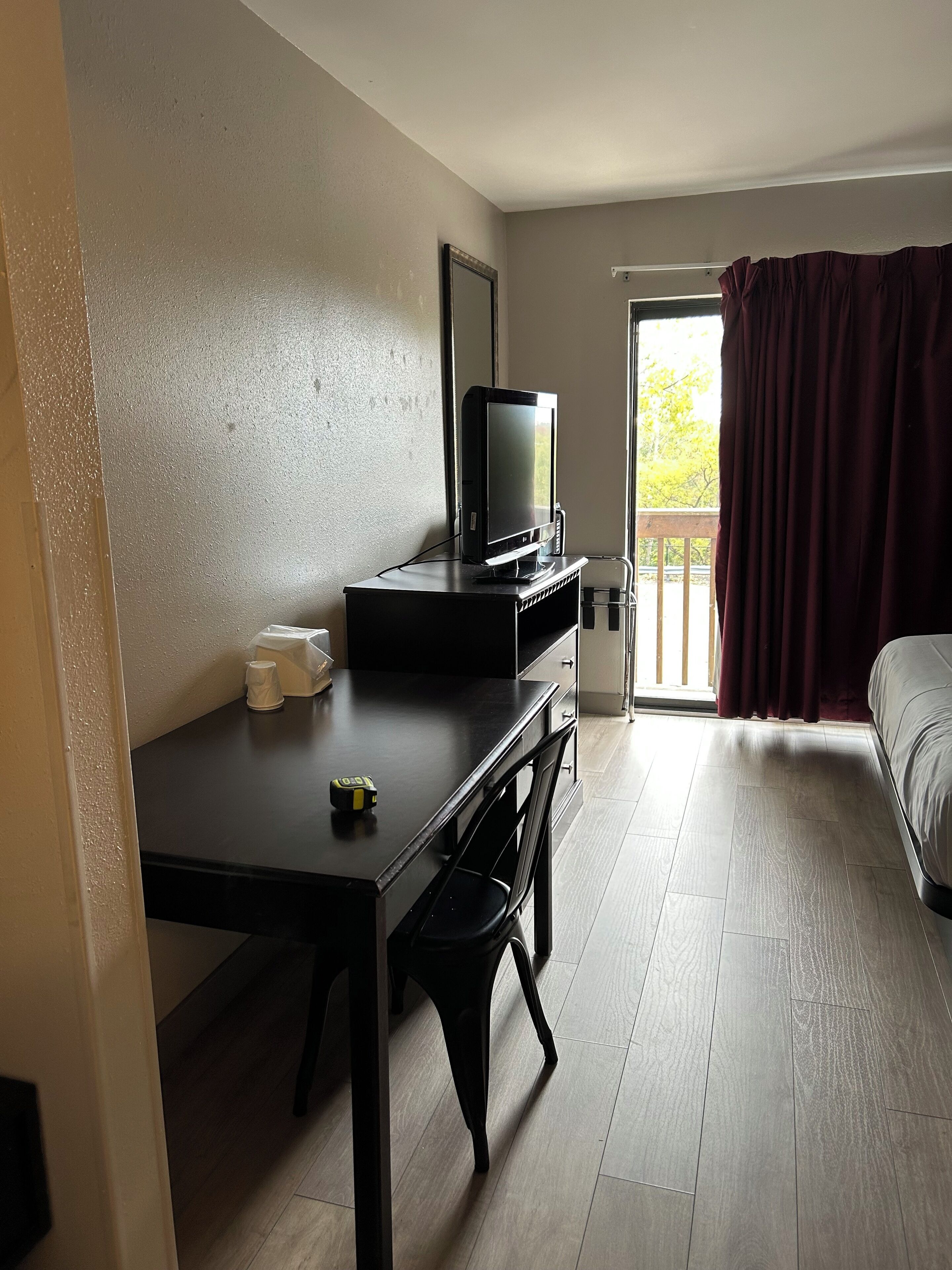 Standard Single Room, 1 Queen Bed | Desk, laptop workspace, blackout drapes, iron/ironing board