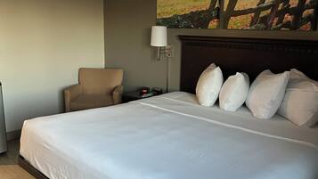 Escritorio, espacio para trabajar con laptop y cortinas blackout