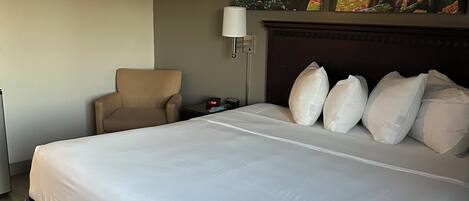 Een bureau, een laptopwerkplek, verduisterende gordijnen