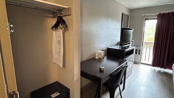 Bureau, espace de travail pour ordinateur portable, rideaux occultants