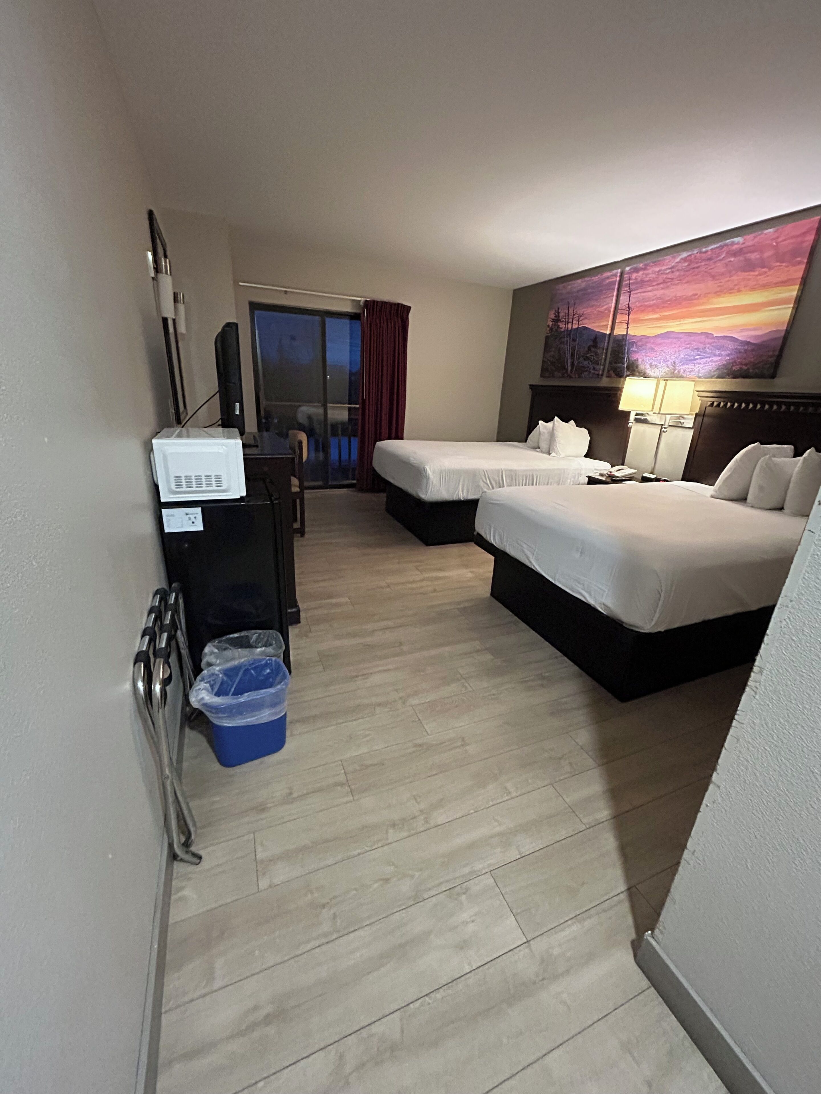 Standard-dobbeltværelse | Skrivebord, arbejdsområde til bærbare computere, mørklægningsgardiner