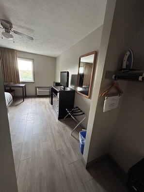 Standardenkeltværelse | Skrivebord, arbejdsområde til bærbare computere, mørklægningsgardiner