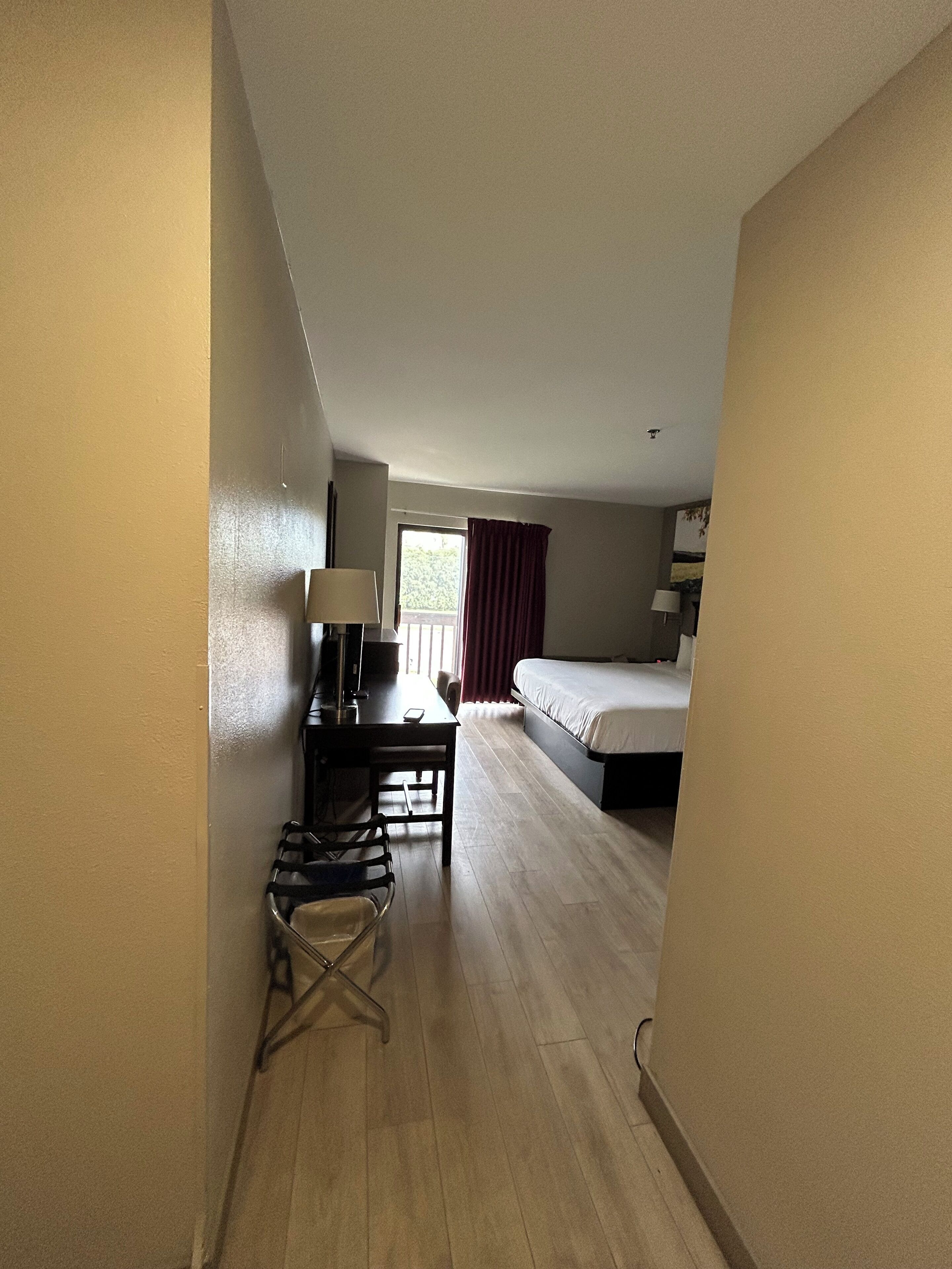 Standardenkeltværelse | Skrivebord, arbejdsområde til bærbare computere, mørklægningsgardiner