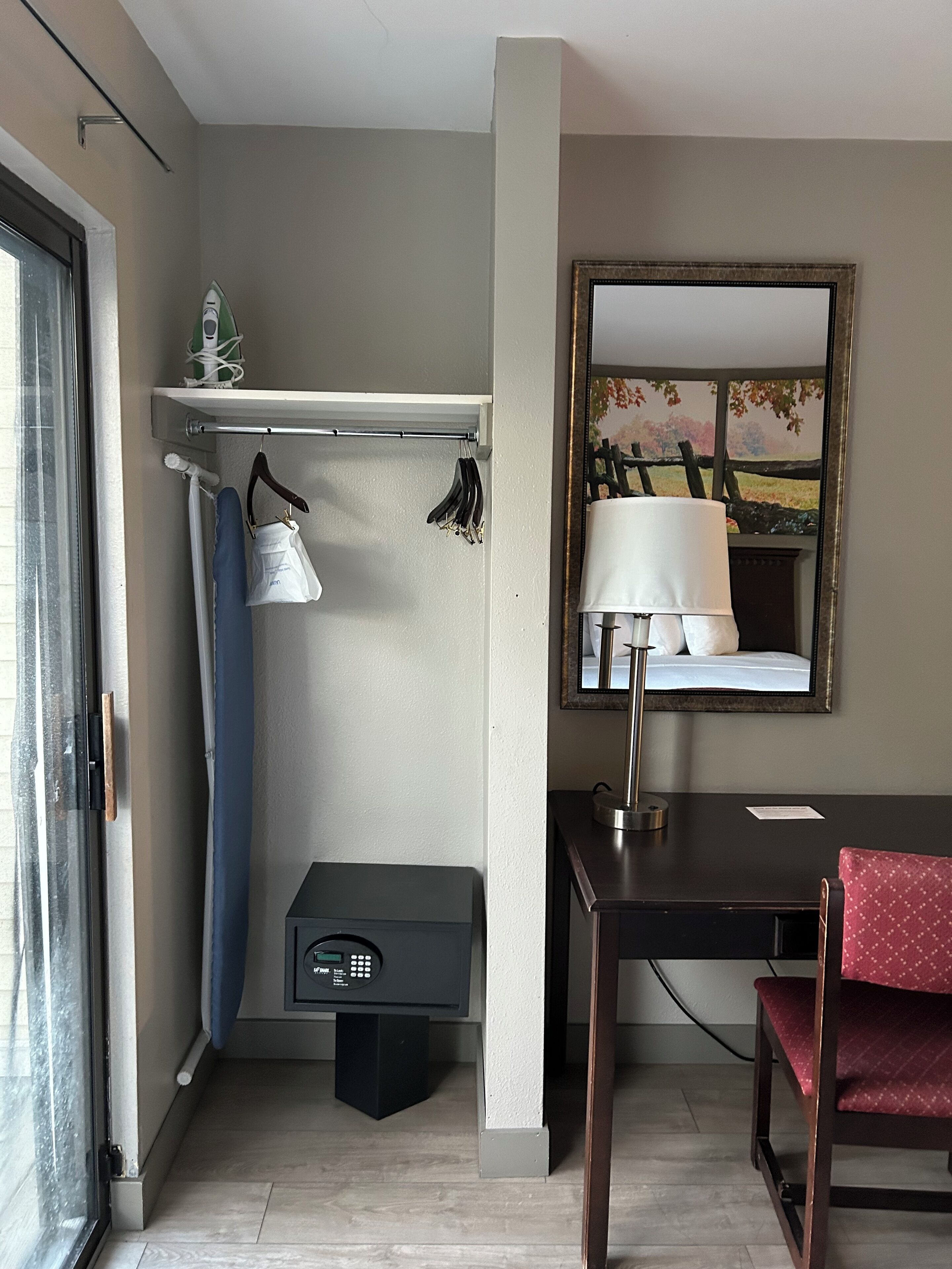 Standard Single Room, 1 King Bed | Living area