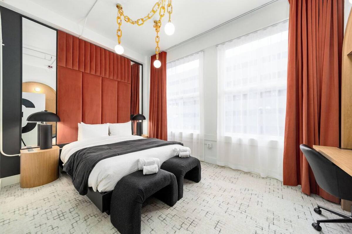 City Single Room | Laptop workspace, WiFi (free)