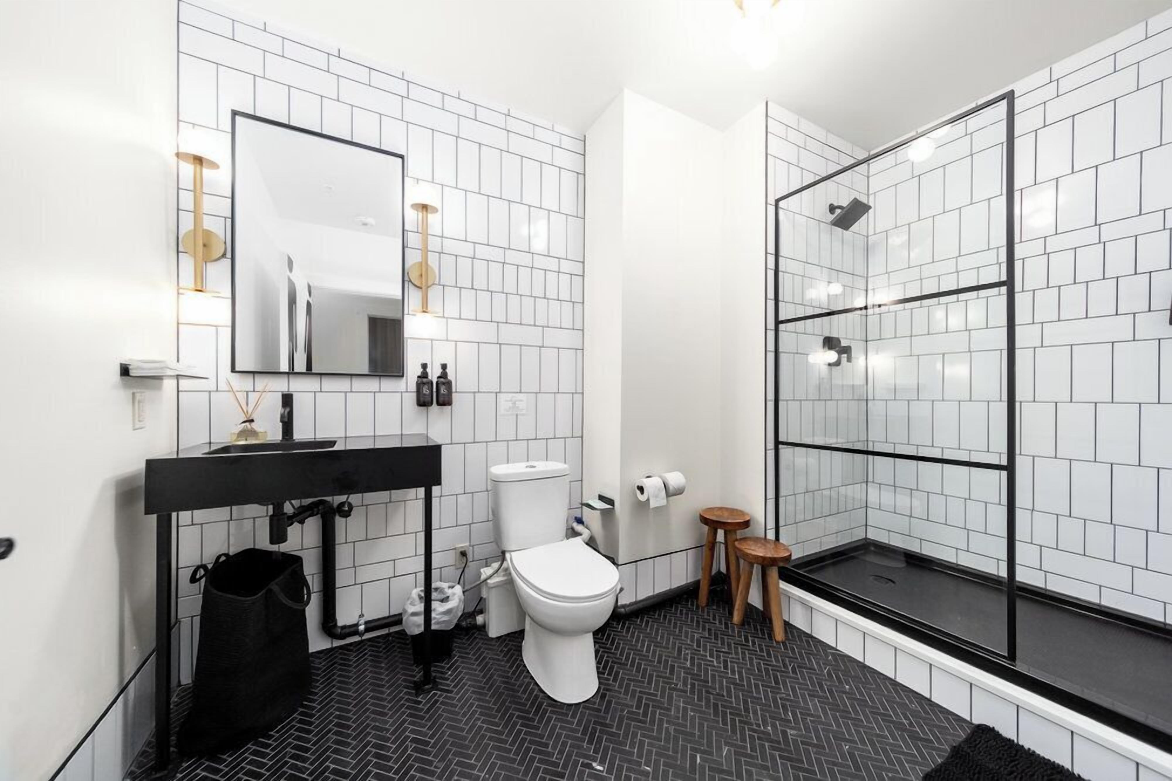 City Single Room | Bathroom | Hair dryer, towels, soap, shampoo