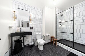 City Single Room | Bathroom | Hair dryer, towels, soap, shampoo - Symons Block Hotel (Spokane)