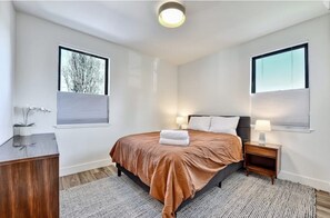 3 chambres, bureau, fer et planche à repasser, lit parapluie