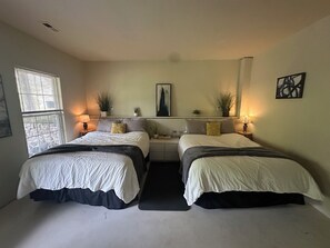 1 soverom, skrivebord, strykejern/-brett og reiseseng for barn