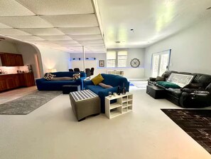 Smart-TV, videospill, DVD-spiller og bordtennis