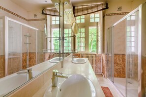 Chambre double, vue sur le parc (Amour) | Salle de bain | Articles de toilette (gratuits), séchoir à cheveux, shampooing