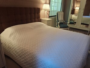 Double Room, Park View (Myrtille) | Individually decorated, free WiFi, bed sheets - Château Picol (Lencloitre)