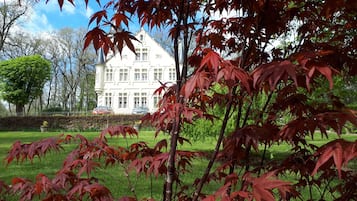 Vista frontal de la propiedad