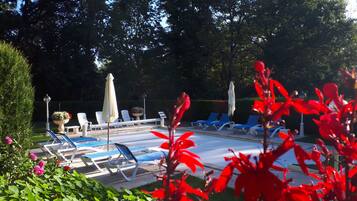 Piscine extérieure (ouverte en saison), parasols de plage