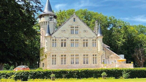 A large, historic building with multiple towers and a symmetrical facade, surrounded by lush greenery. - Château Picol (Lencloitre)