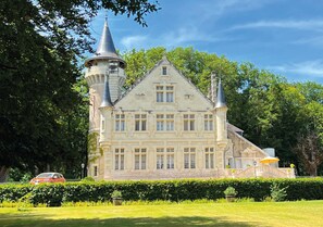 A large, historic building with multiple towers and a symmetrical facade, surrounded by lush greenery. - Château Picol (Lencloitre)