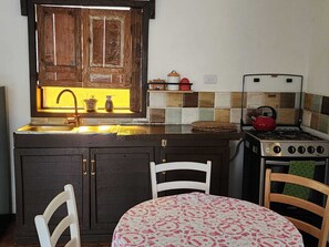 Comfort Cabin, Patio, Mountain View | Private kitchen | Eco-friendly cleaning products - Cabaña con jacuzzi exterior (San Alfonso)