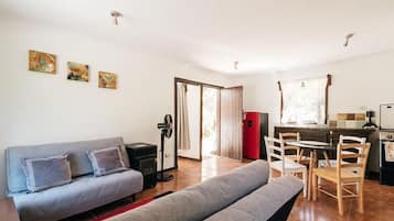 Comfort Cabin, Patio, Mountain View | Living area