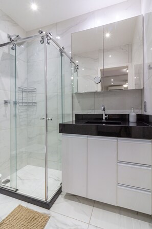 Dusche, Haartrockner, Handtücher, Shampoo