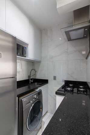 Refrigerador, microondas, horno, placa de cocina