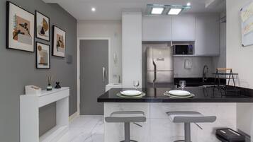 Kjøleskap, mikrobølgeovn, ovn og kokeplater