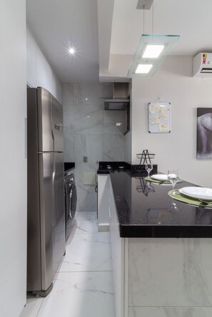 Refrigerador, microondas, horno, placa de cocina