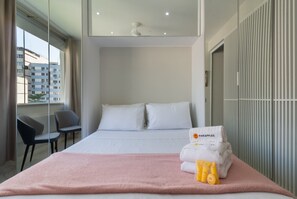 1 habitación, tabla de planchar con plancha, wifi gratis y ropa de cama