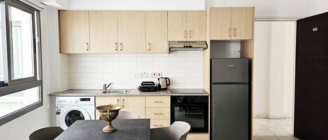 Apartment, Balcony, City View | Private kitchen | Electric kettle