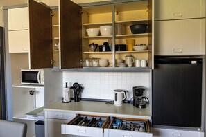 Réfrigérateur, micro-ondes, four, plaque de cuisson