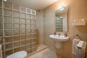 Douche, serviettes fournies