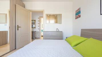 2 Schlafzimmer, Bügeleisen/Bügelbrett