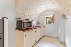 Kühlschrank, Mikrowelle, Herdplatte, Geschirrspüler