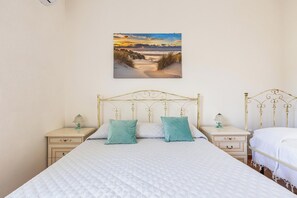 2 Schlafzimmer, Bügeleisen/Bügelbrett