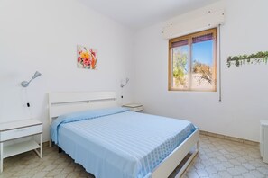 2 bedrooms, iron/ironing board, internet