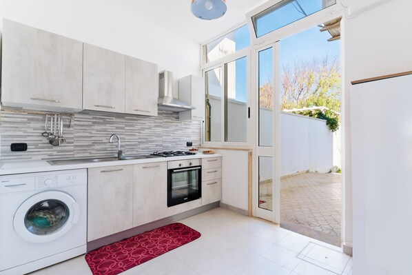 Refrigerador, parrilla de estufa y utensilios de cocina 