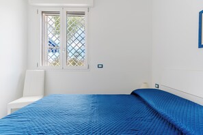 2 bedrooms, iron/ironing board, Internet