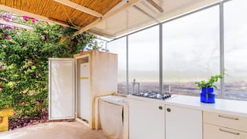 Fridge, cookware/dishes/utensils
