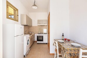 Fridge, oven, stovetop, coffee/tea maker